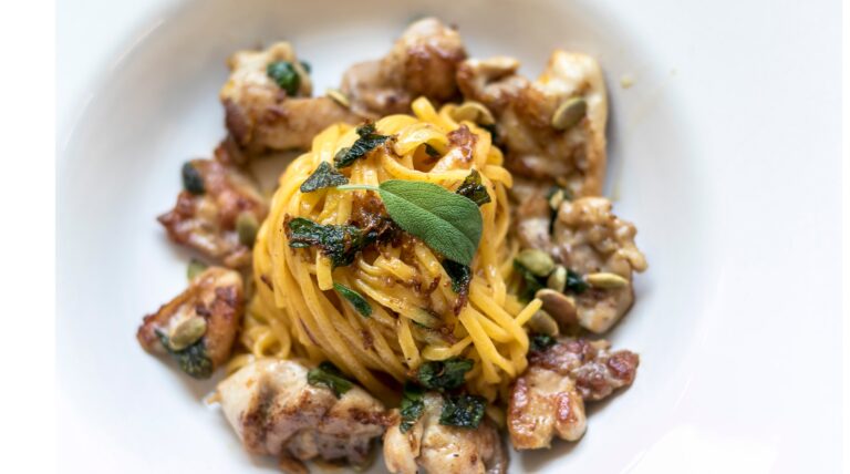 glutenfri kycklingtagliatelle med citron och salvia